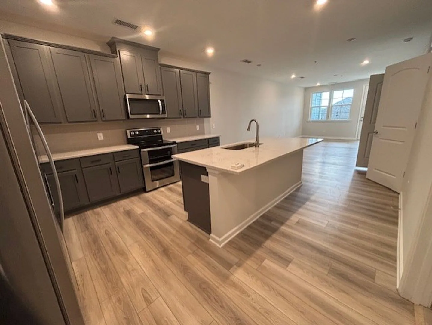 Luxury 2 Bed/2 Bath Condo - Waterfront View of Lake Norman - Open Floor Plan - Modern Kitchen - L... — Photo 3