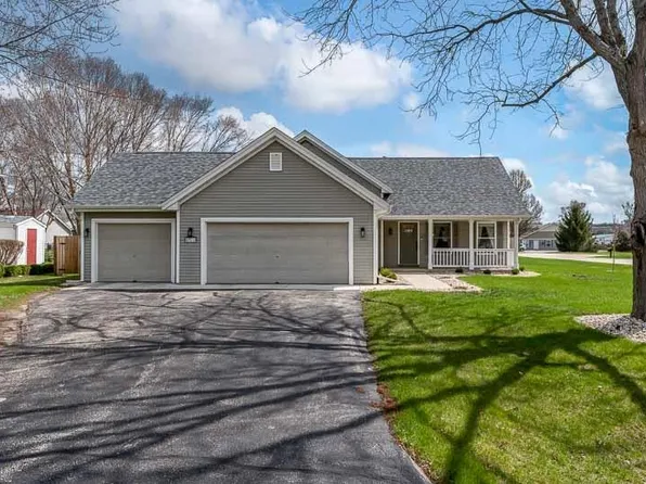 8311 Woodbridge Ln, Machesney Park, IL 61115