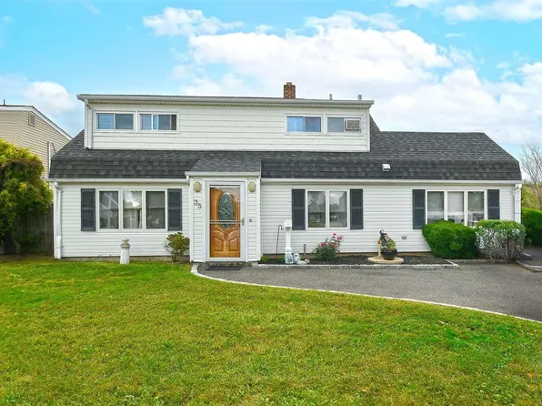 35 Knoll Lane, Levittown, NY 11756