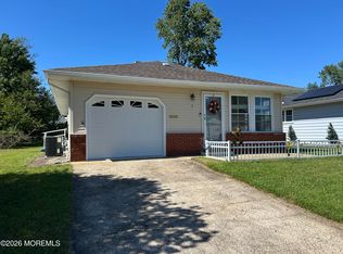 5 Leeward St, Toms River, NJ 08757