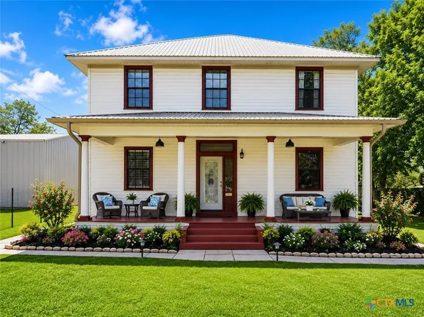 205 Hubbard St, Yoakum, TX 77995