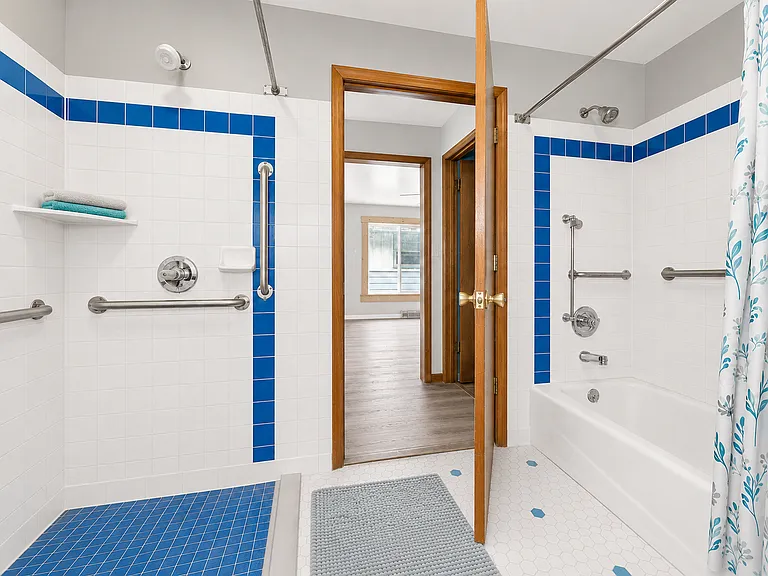 1058 S Sheffield Ave — Photo 6