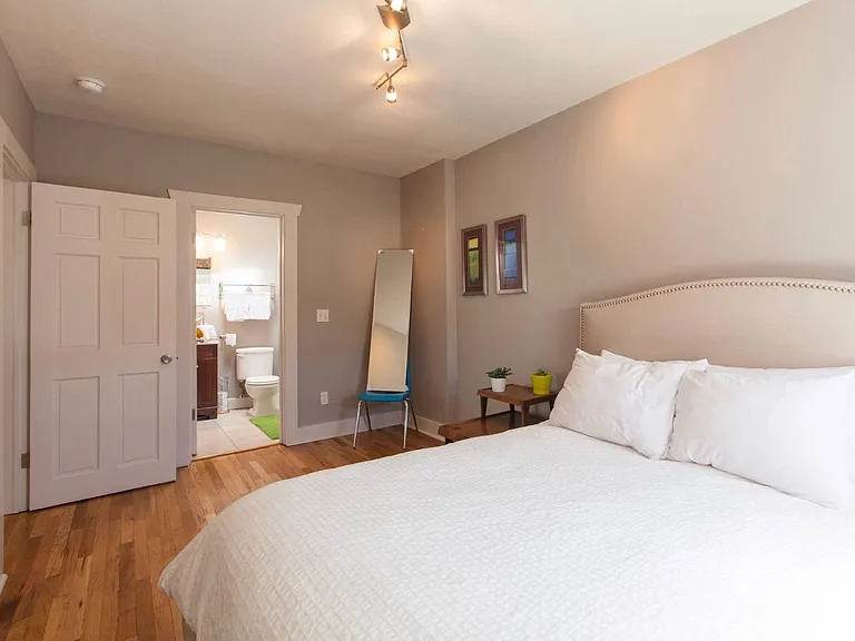 2626 W Argyle Pl — Photo 10