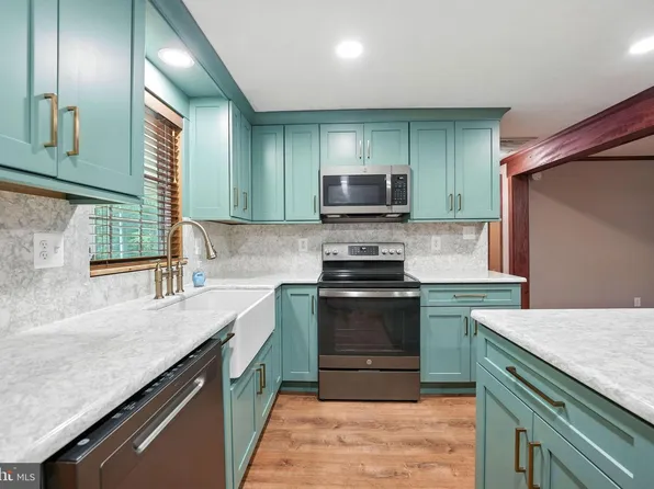 586 Holly Corner Rd, Fredericksburg, VA 22406