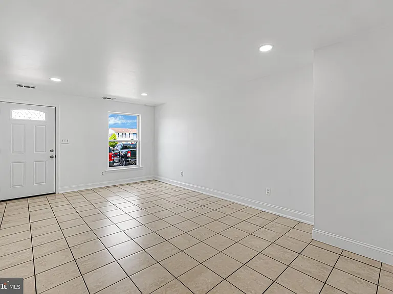 1134 Providence Ct — Photo 2
