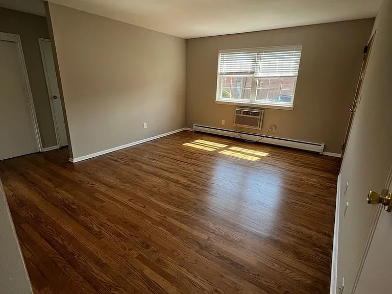 303 Plainfield Ave — Photo 4