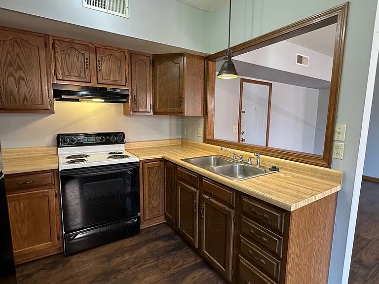 101 E 10th St #105 — Photo 6