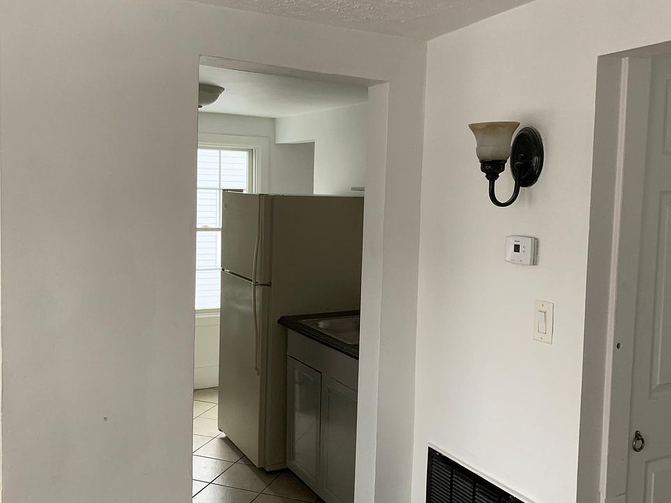 1st image of 142 S Riverbank St