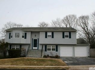 24 Waterview Ave, Ronkonkoma, NY 11779