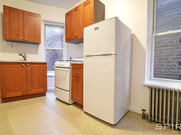 3rd image of 540 W 47th St APT 5