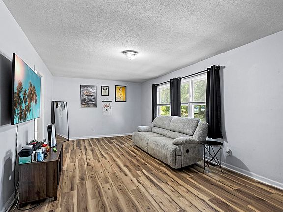 4th image of 826 Oak Ridge Dr
