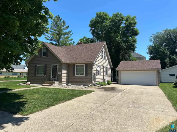 110 N 5th St, Beresford, SD 57004