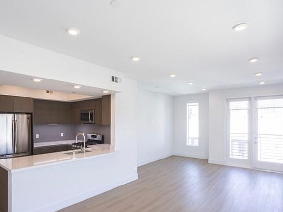 5th image of 1115 Cardiff Ave #201