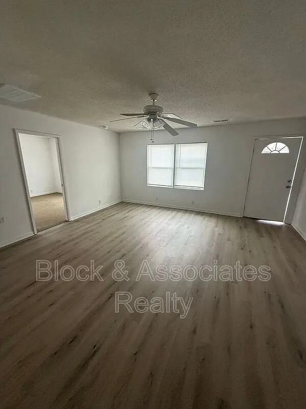 2 bed, 1.0 bath, $895 — Photo 3