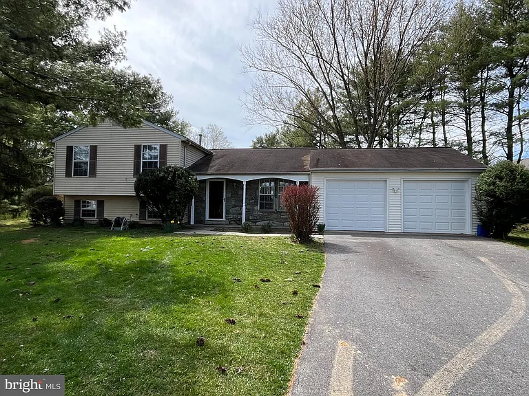 15705 Anamosa Dr — Photo 1