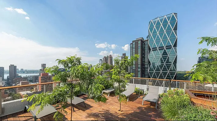 Rented by Level Group | media 9