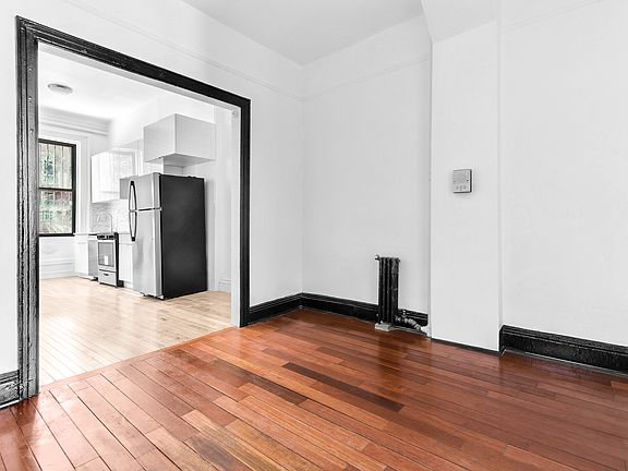 5th image of 290 Saint James Pl