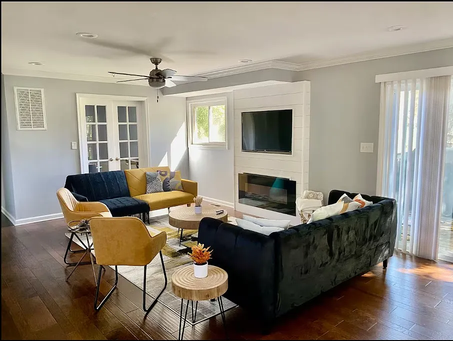 7733 Marthas Ln — Photo 3