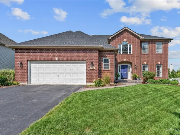 512 Lake Ridge Dr, South Elgin, IL 60177