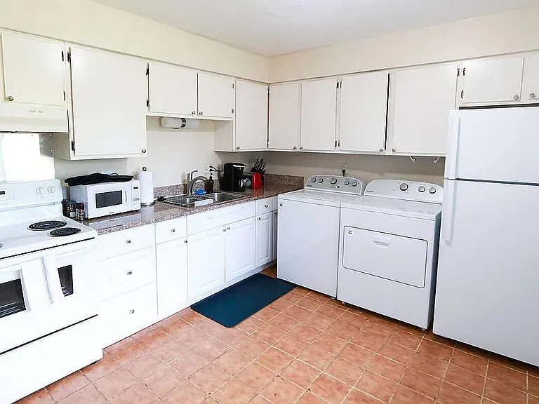 1598 Jones Dr — Photo 7