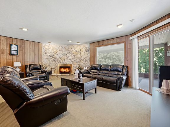 4th image of 381 Oak Ln