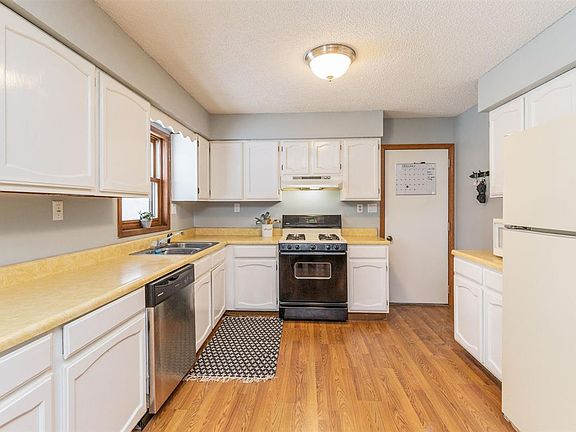 5th image of 836 Dawn Dr