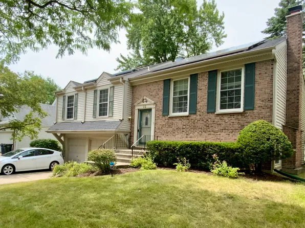 32 Montgomery Ln, Vernon Hills, IL 60061