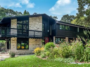 W335S4289 Oaklawn Dr, Dousman, WI 53118