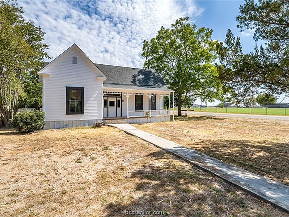 2nd image of 440 E Bell St
