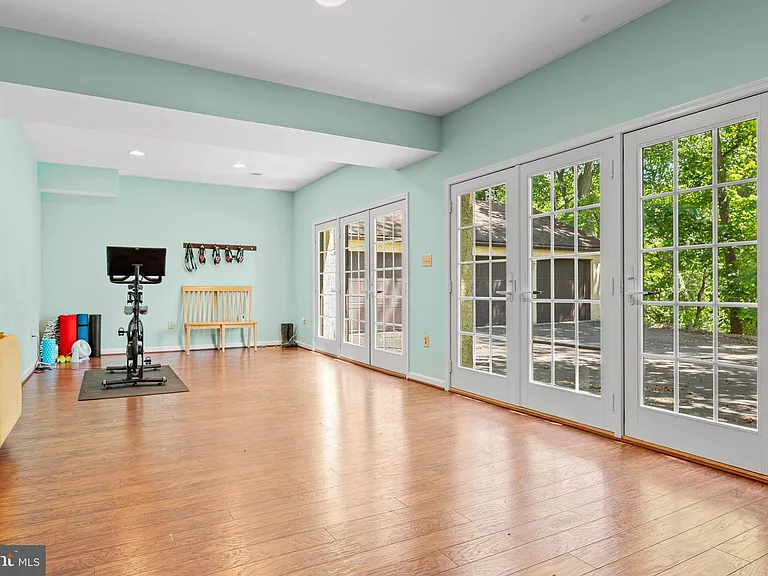 644 Robinson Ln — Photo 42