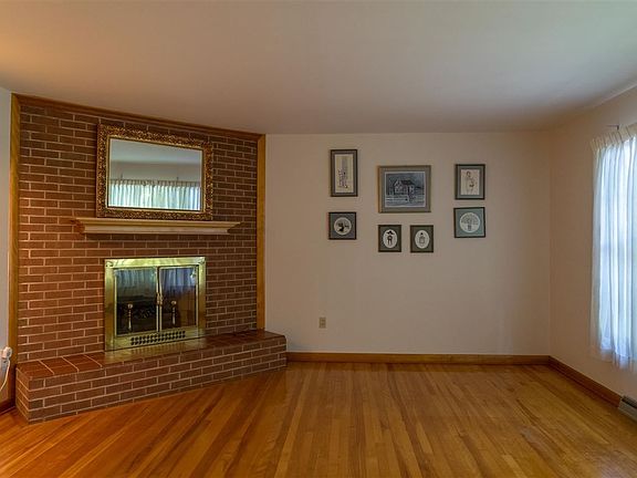 3rd image of 774 Hillview Dr