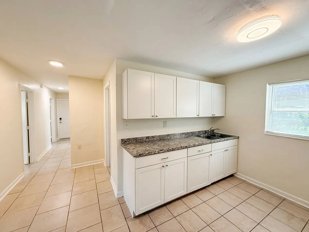 902 W Jackson St - Unit C — Photo 3