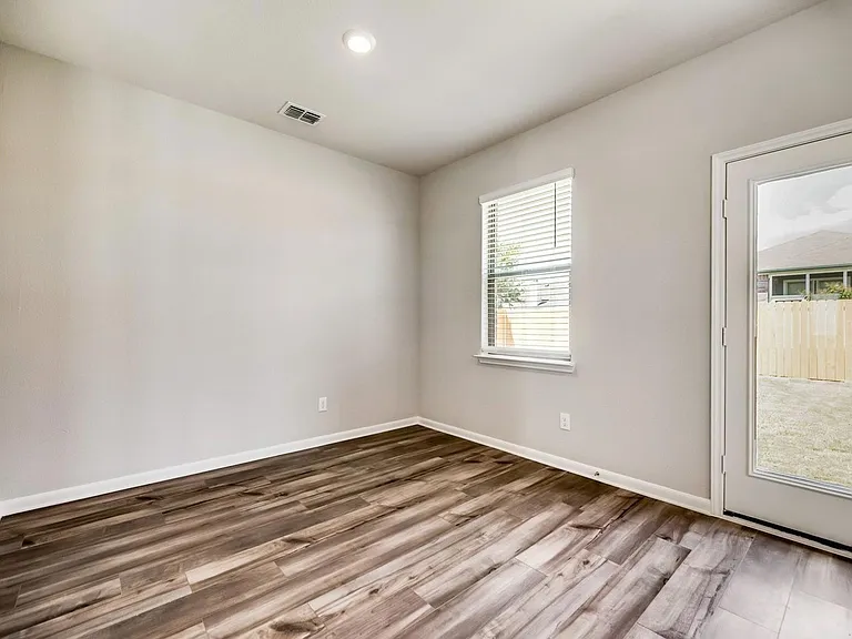 905 Calhoun Dr — Photo 5