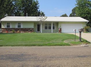 225 Woodland Dr, Salem, IL 62881