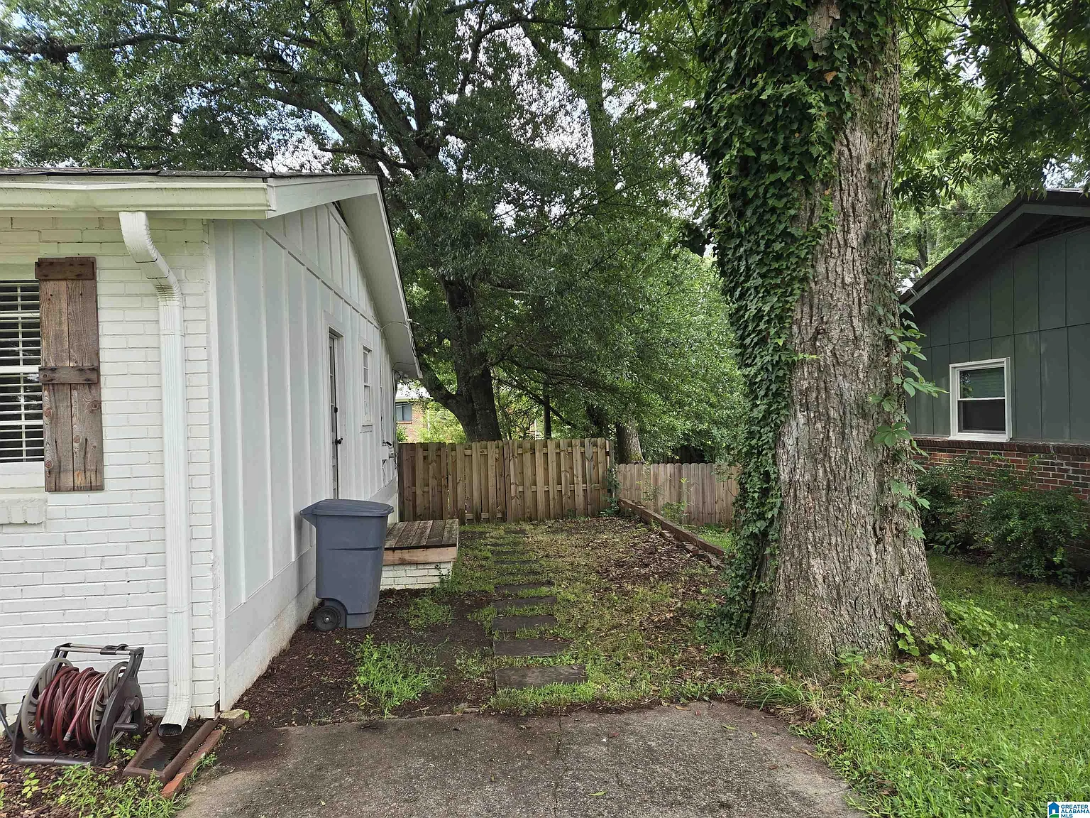 3 bed, 2.0 bath, 1066 sqft, $2,300 — Photo 2