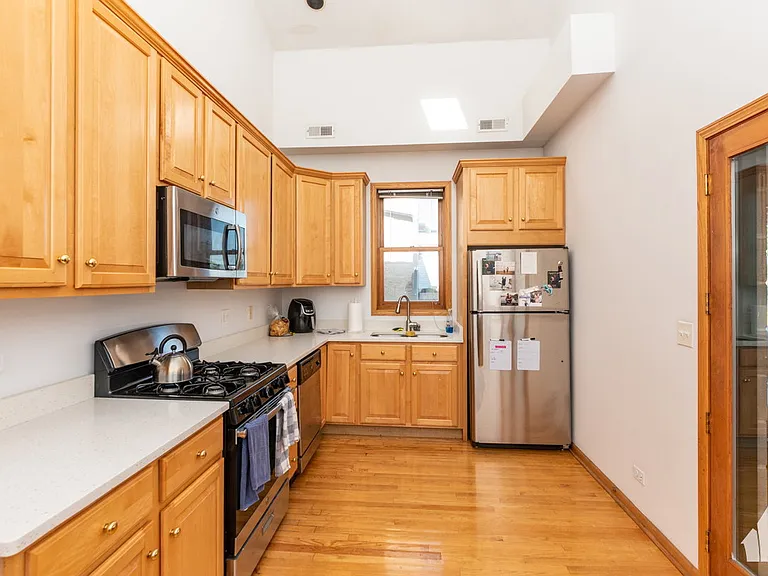1940 W Diversey Pkwy #1W — Photo 2