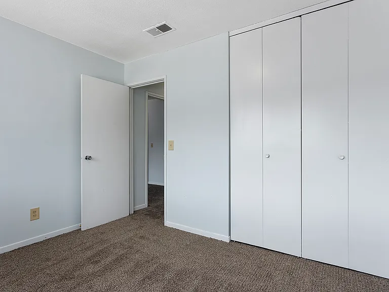 Ashton Court Apartments — Photo 24
