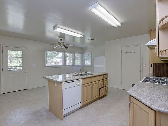 5th image of 1080 Hiller St