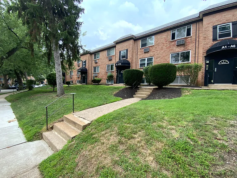 Step into the charm of Renshaw Apartments, where modern living meets tranquil surroundings. Enjoy beautifully landscaped grounds and a welcoming community atmosphere. Schedule your tour today and envision your new home!