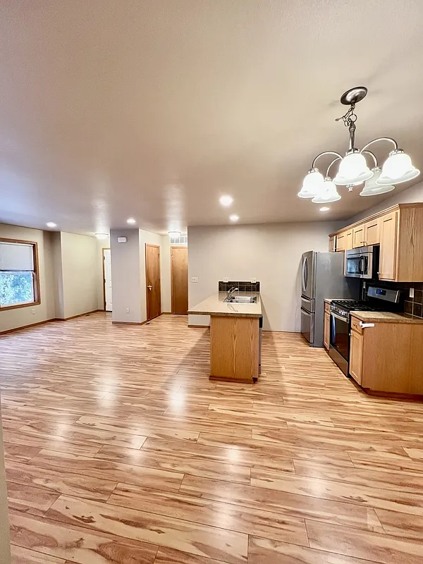 3 bed, 2.0 bath, 1347 sqft, $2,300 — Photo 3