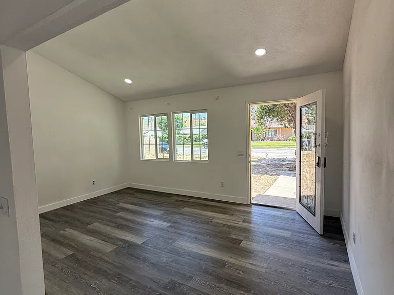 5678 Surrey Ln — Photo 5