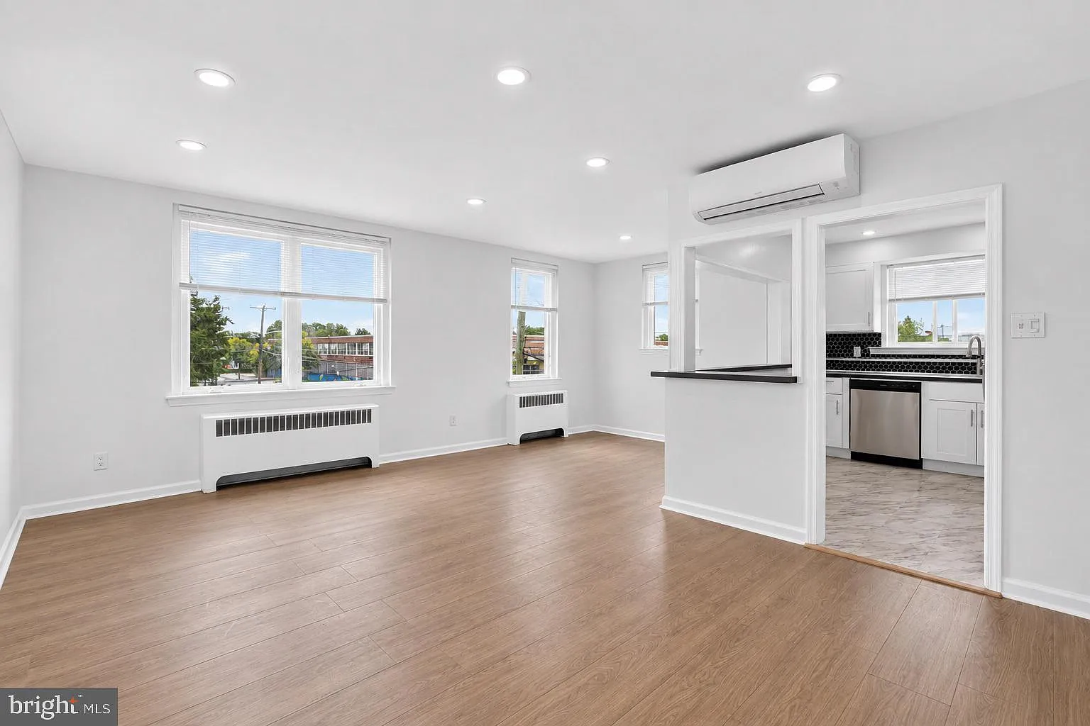 2 bed, 1.0 bath, 950 sqft, $1,600 — Photo 3