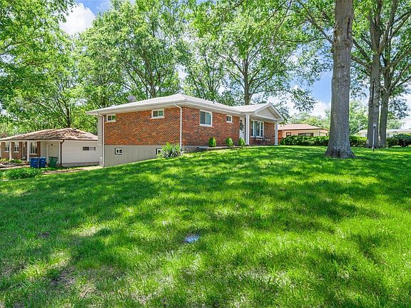 2nd image of 1074 Camelot Gardens Dr