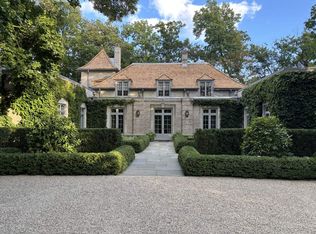 131 Moffett Rd, Lake Bluff, IL 60044