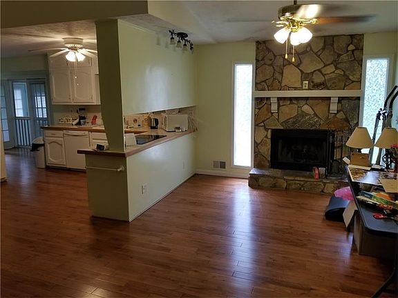 3rd image of 2365 Lizinda Cir NE
