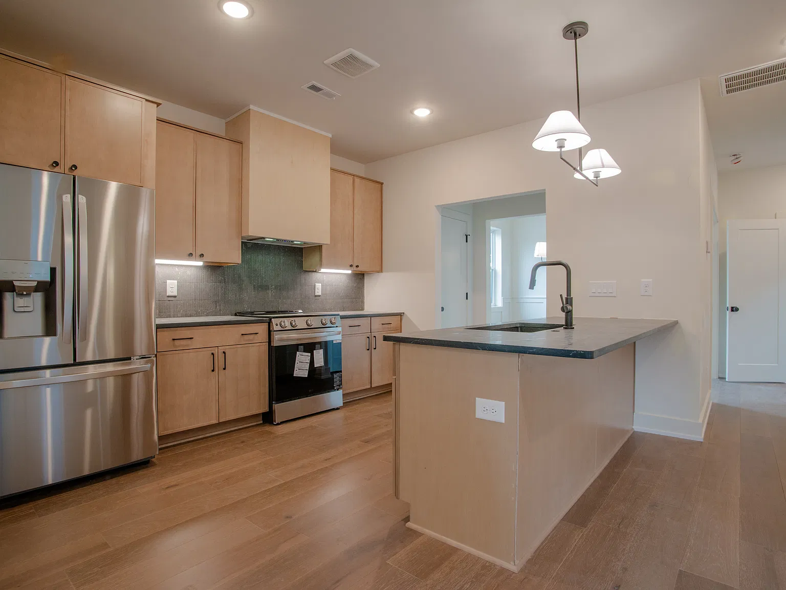 3 bed, 3.5 bath, 1908 sqft, $2,950 — Photo 3