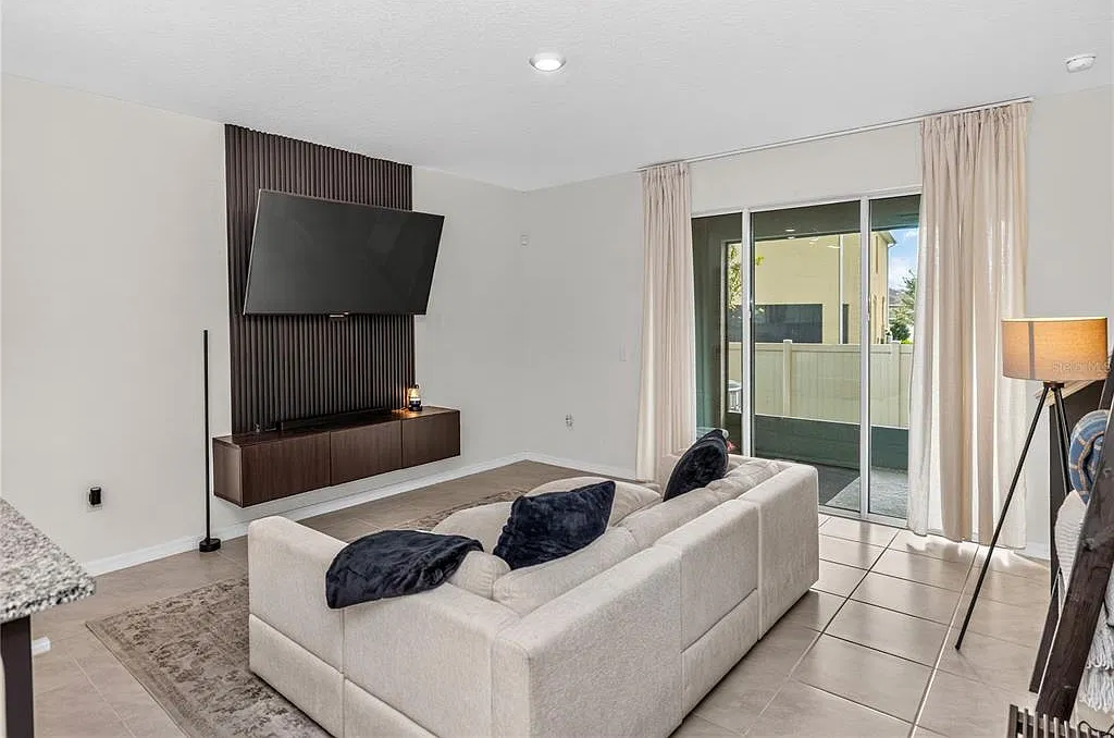 3 bed, 2.5 bath, 1660 sqft, $2,200 — Photo 3