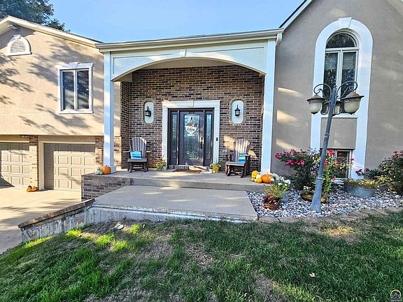4th image of 819 Hillcrest Dr