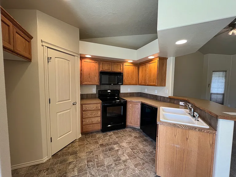 899 W Ashby Dr — Photo 4