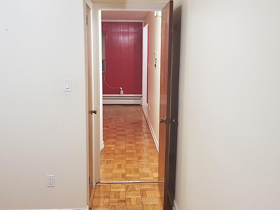 4th image of 1427 Pelham Pkwy N